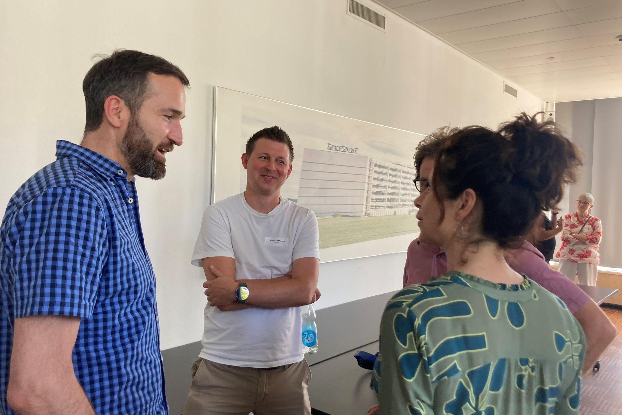 Teilnehmende tauschen sich aus.