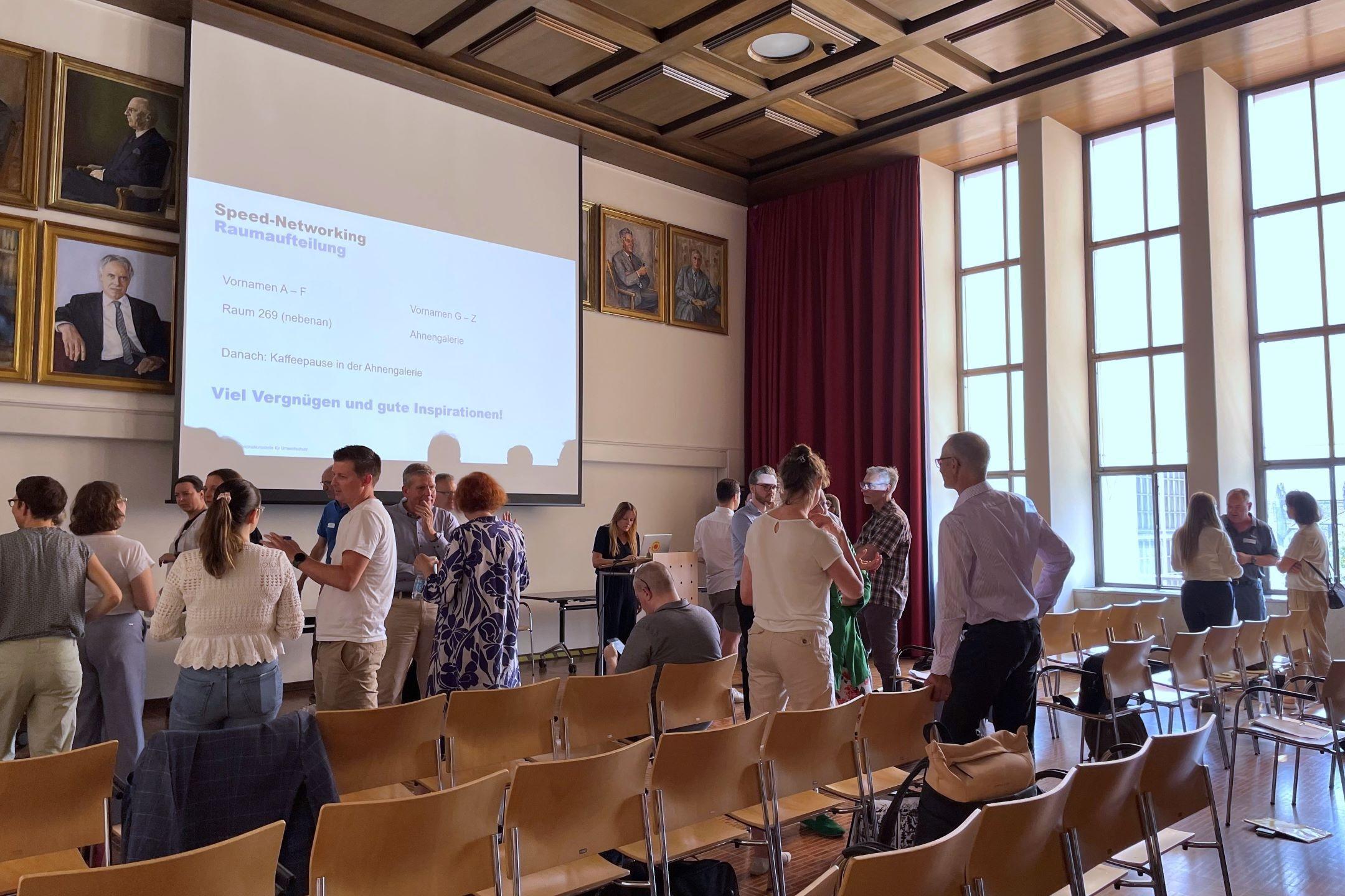 Teilnehmende diskutieren in 3 er Gruppen