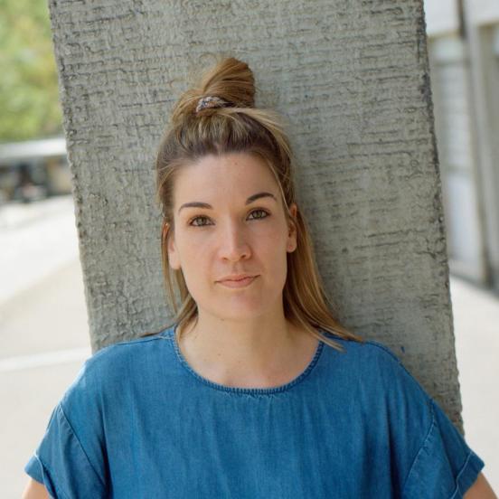 Eine Frau mit blonden langen Haaren und einem blauen T-Shirt