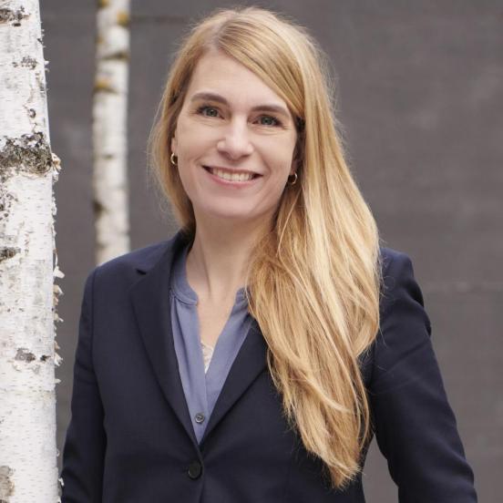 Portraitbild einer Frau mit langen blonden Haarebn