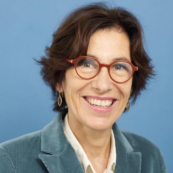 Portraitbild von einer Frau mit dunklen Haaren und Brille