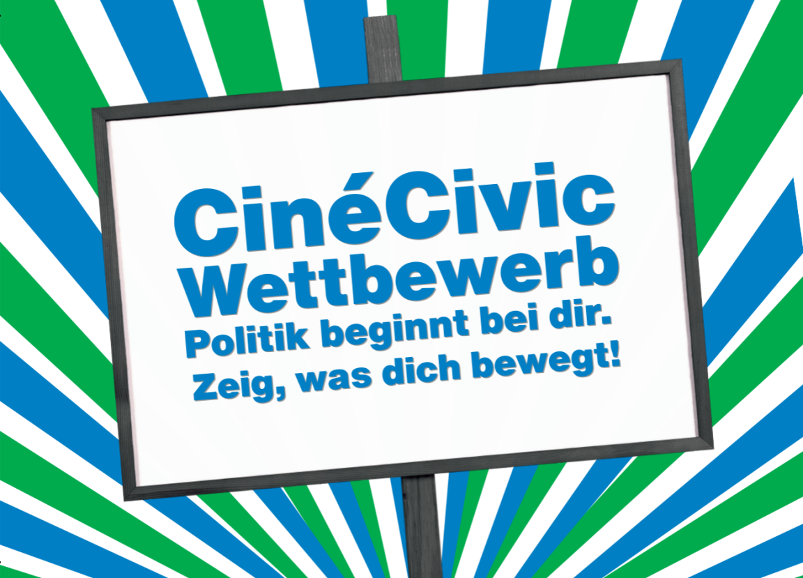 Vor einem bunten Hintergrund mit blauen und grünenBalken befindet sich ein weisses Plakat. Auf dem Plakat steht in blauer Aufschrift «CinéCivic Wettbewerb: Politik beginnt bei dir. Zeig, was dich bewegt!».