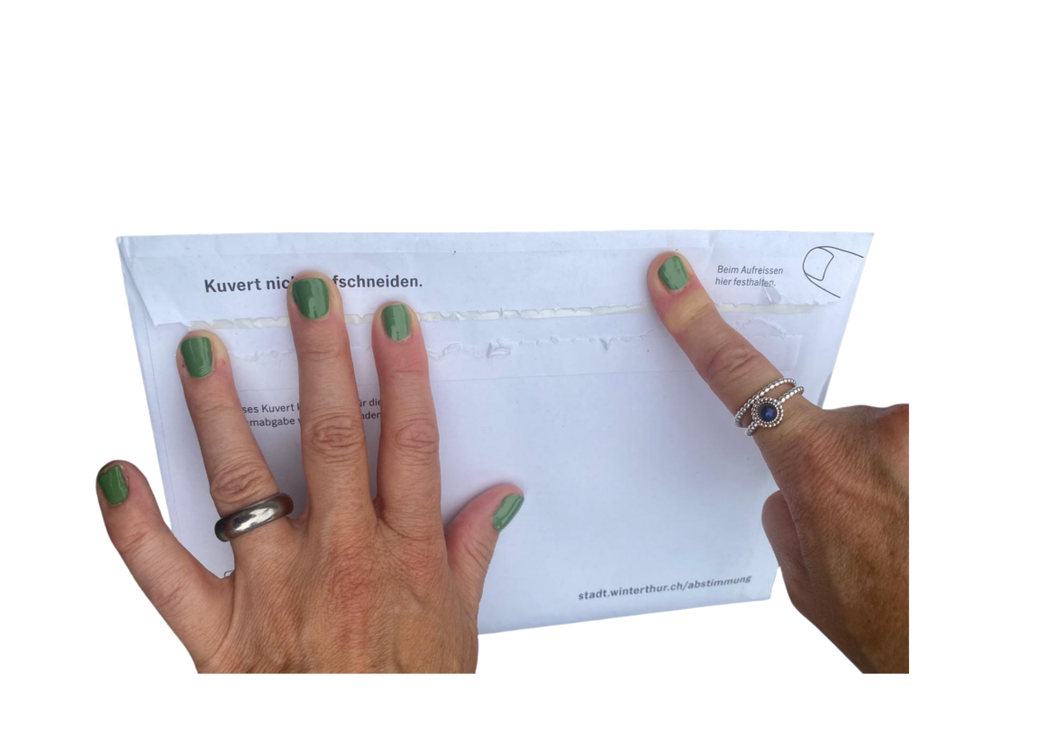 Zwei Hände mit grün lackierten Nägeln halten einen weissen Briefumschlag mit der Aufschrift «Kuvert nicht aufschneiden.» und «Beim Aufreissen hier festhalten.».