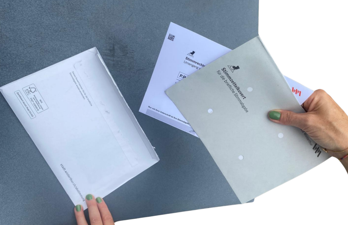 Zwei Hände mit grün lackierten Nägeln halten einen weissen Briefumschlag mit der Aufschrift «Kuvert nicht aufschneiden.» und «Beim Aufreissen hier festhalten.».