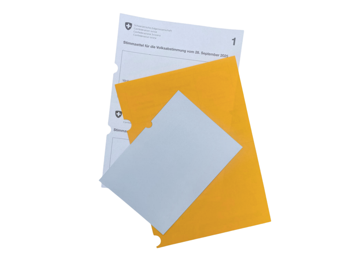 Mehrere Stimmzettel liegen übereinander