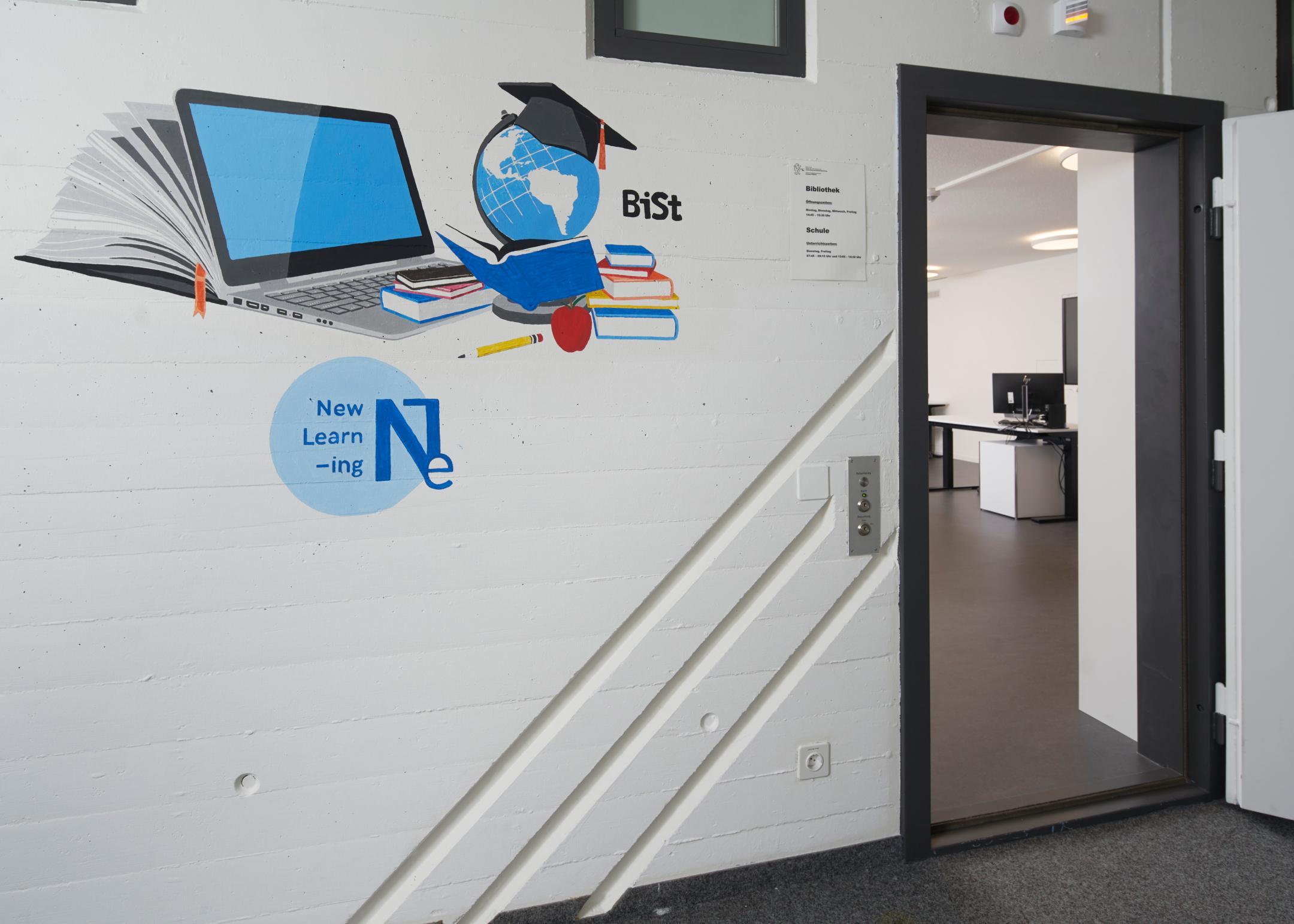 Bild an der Wand mit Computer und der Aufschrift «BiSt».