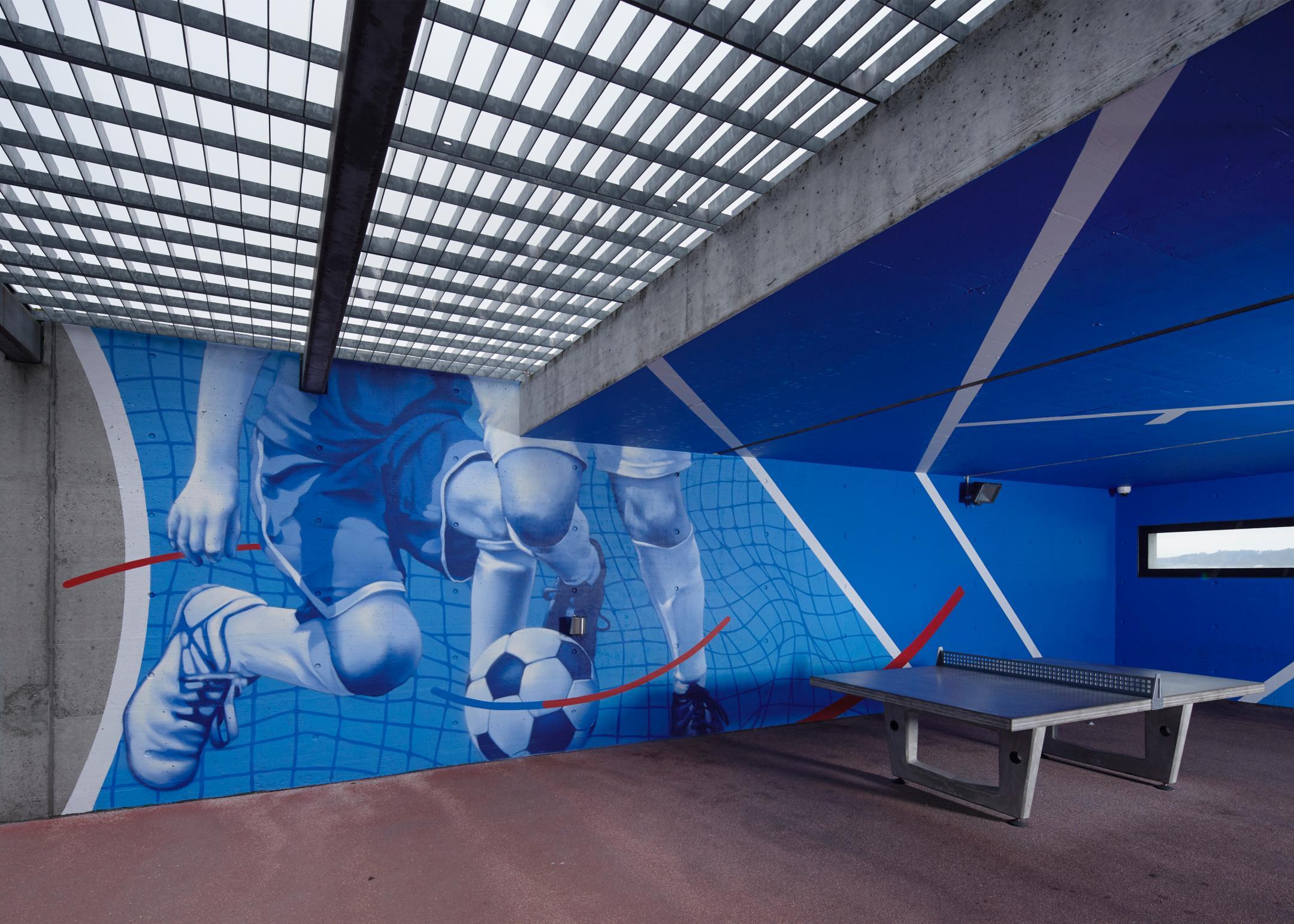 Hof mit Ping Pong-Tisch, umgeben von Wänden mit Graffitis