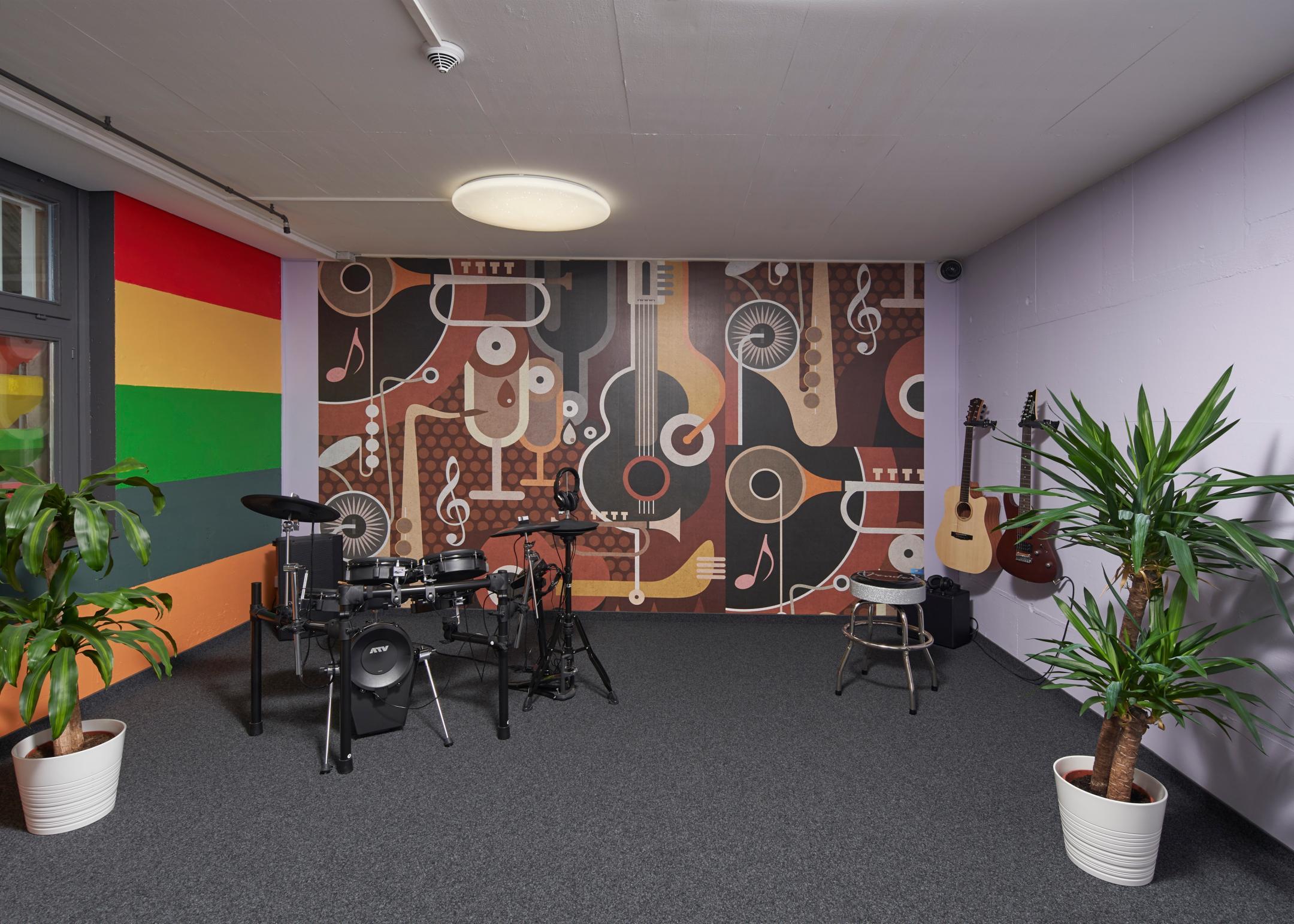 Raum mit Schlagzeug und Gitarren