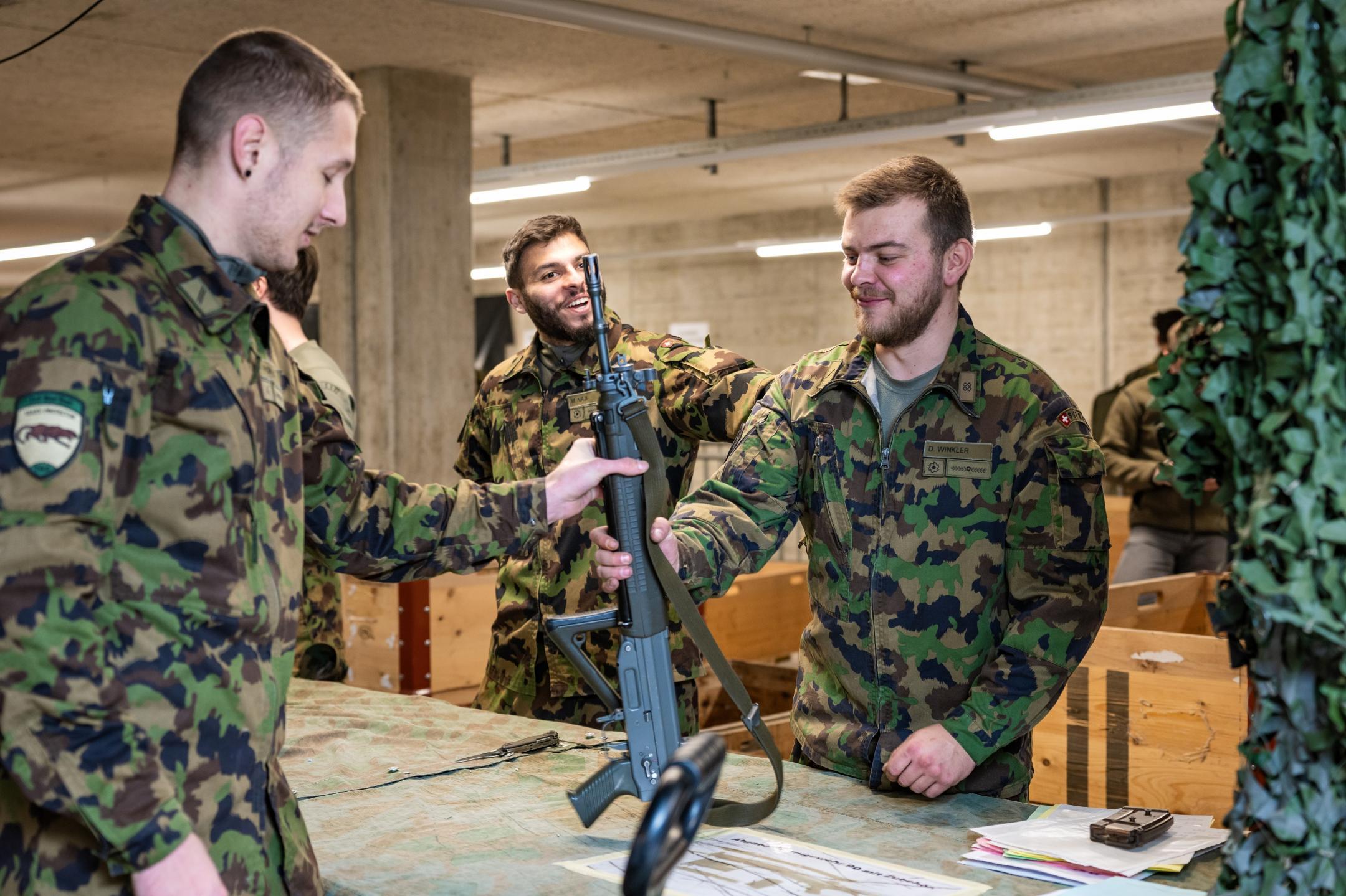 Ein Armeeangehörige gibt seine Waffe ab