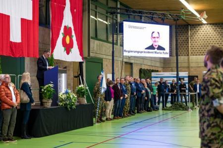 Links und rechts neben der Bühne mit Mario Fehr stehen zahlreiche Gäste