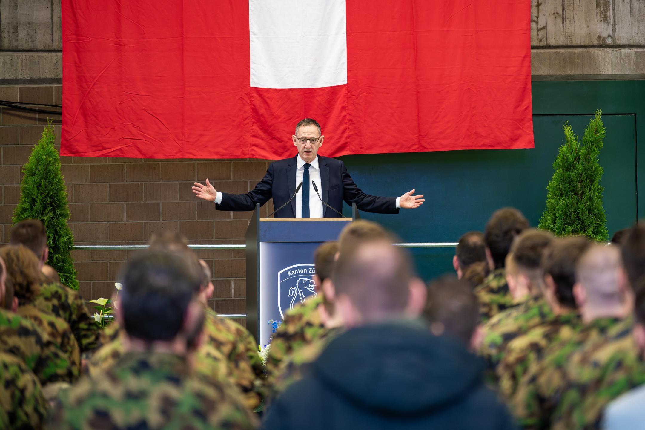 Mario Fehr steht hinter einem Rednerpult und spricht zu den Armeeangehörigen