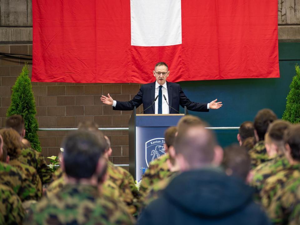 Mario Fehr steht hinter einem Rednerpult und spricht zu den Armeeangehörigen