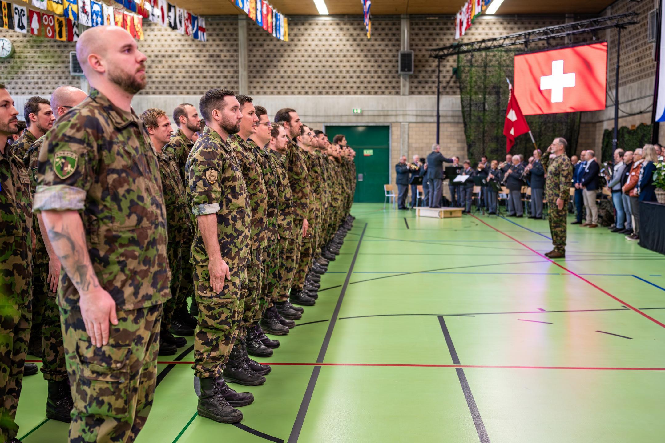 Armeeangehörige stehen in der Ruhn-Stellung in Reih und Glied