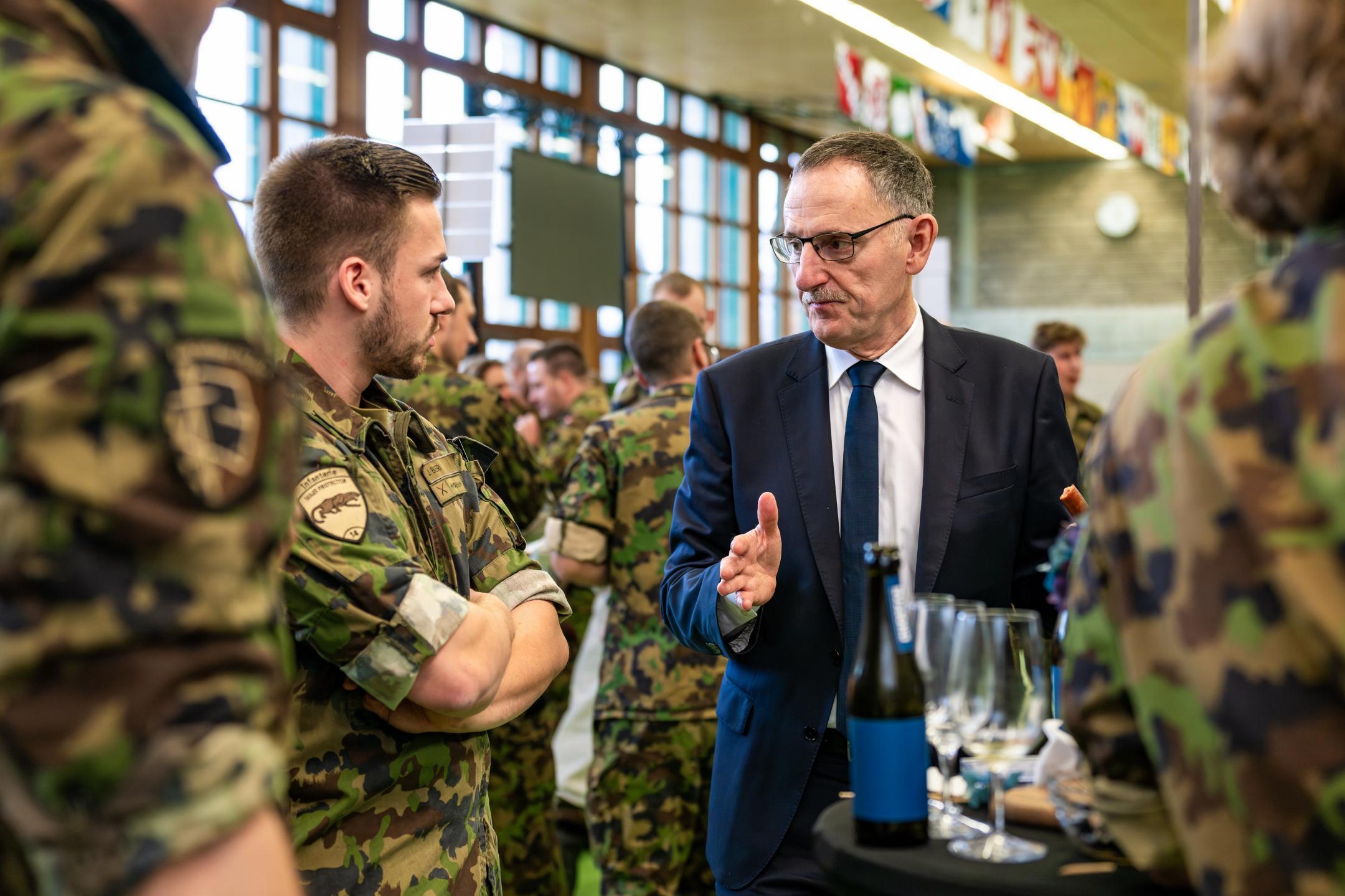 Mario Fehr während einem Steh-Apéro im Gespräch mit Armeeangehörigen