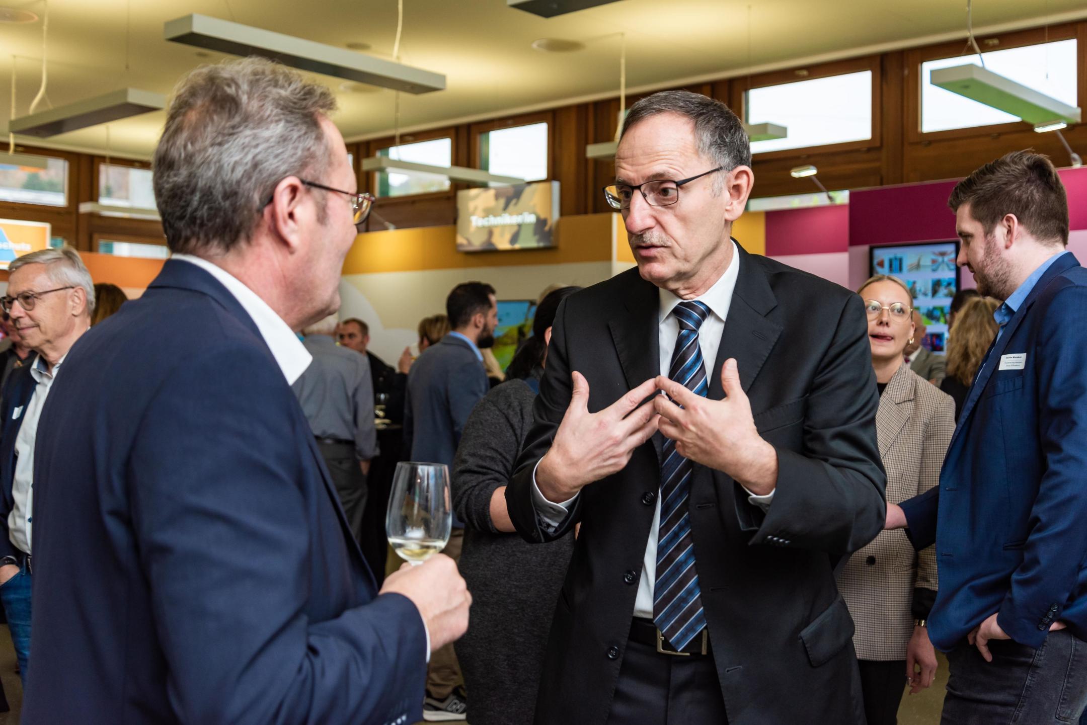 Gespräch zwischen Mario Fehr und einem Gast beim Gästeempfang an den Entlassungen aus der Armee und der Militärdienstpflicht der Militärverwaltung.