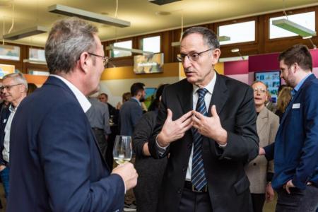 Gespräch zwischen Mario Fehr und einem Gast beim Gästeempfang an den Entlassungen aus der Armee und der Militärdienstpflicht der Militärverwaltung.