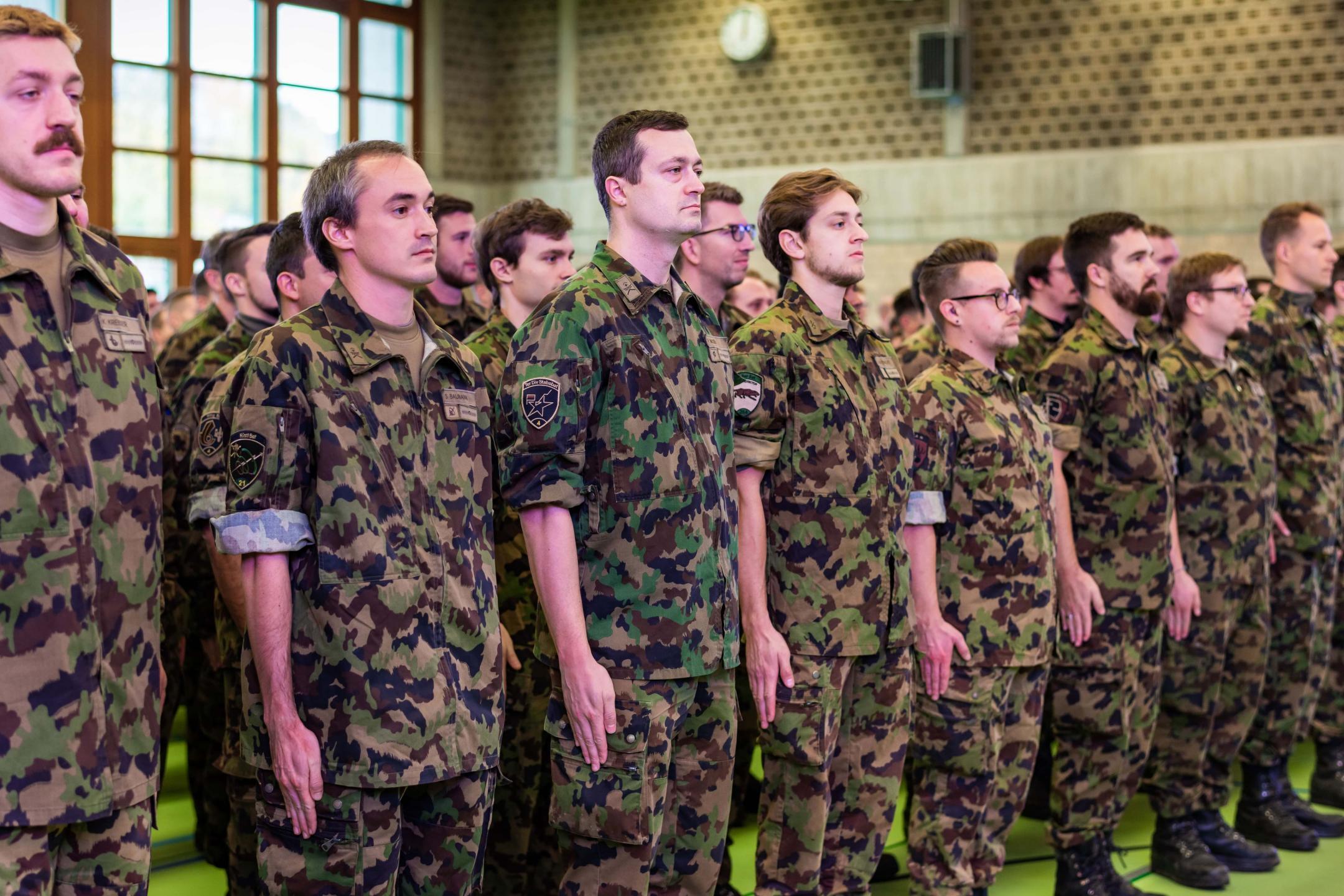 Wehrmänner in letzter Achtungsstellung bei der Entlassungsfeier aus der Armee und der Militärdienstpflicht