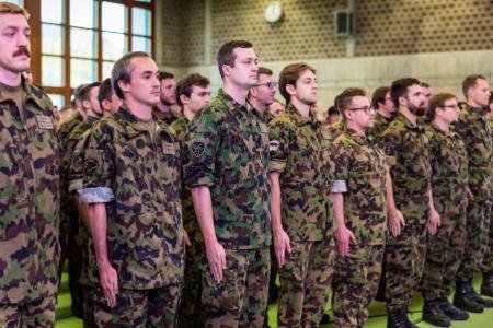 Wehrmänner in letzter Achtungsstellung bei der Entlassungsfeier aus der Armee und der Militärdienstpflicht