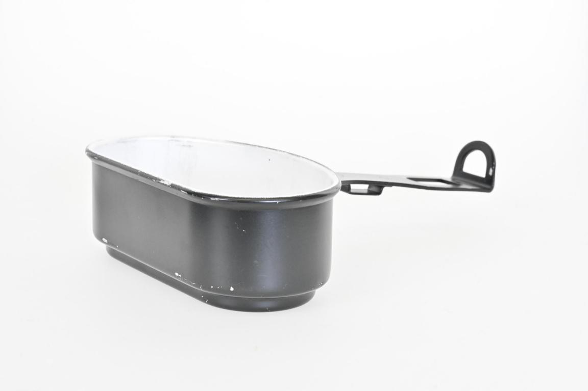 Produktbild einer Gamelle, einem Kochgeschirr der Schweizer Armee.  Das Geschirr verfügt über einen Griff an der Seite und  ein grosse Öffnung woraus Speisen gekocht und gegessen werden können. 