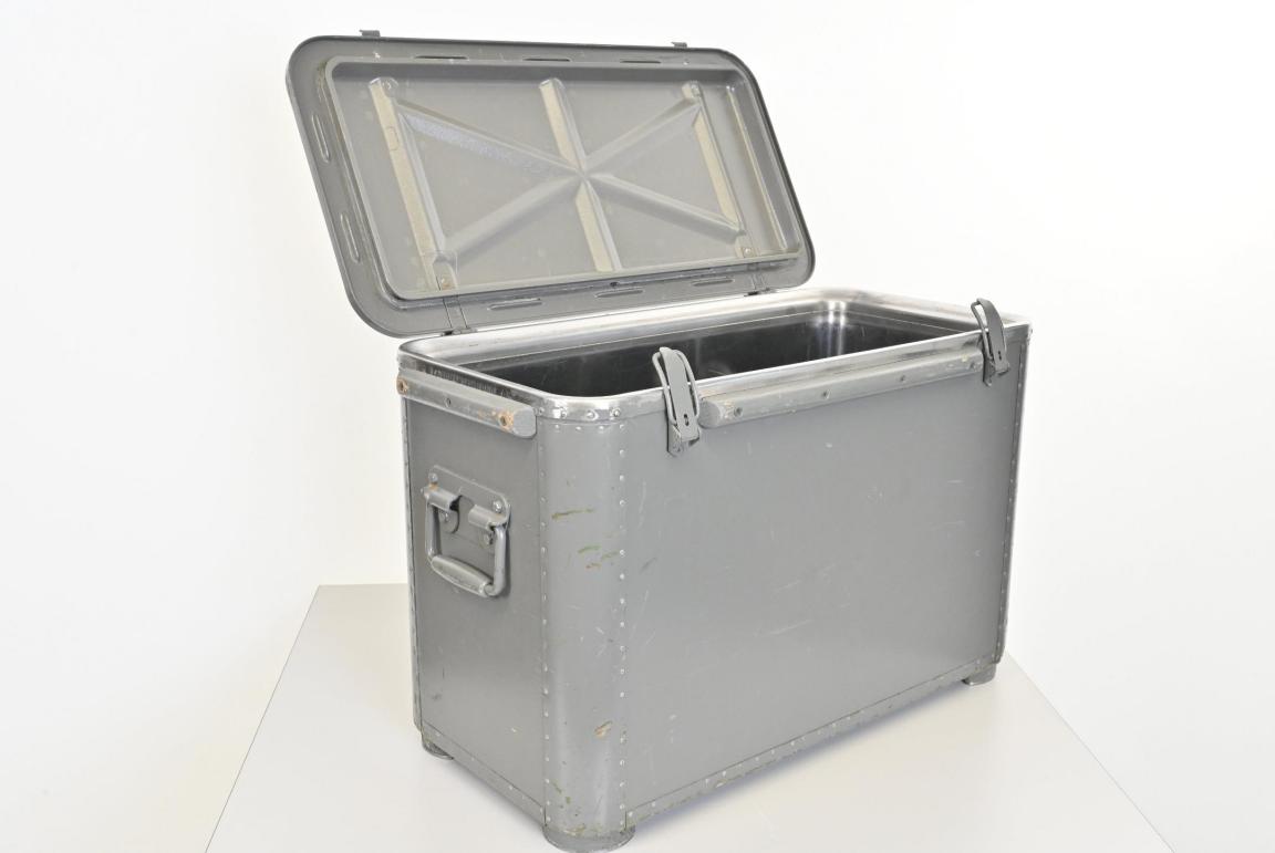 Produktbild einer Kochkiste mit einem Fassungsvermögen von über 20 Litern. Die Kiste  hat eine grosse Öffnung, ist dicht und verfügt an den Seiten über Griffen, um sie tragen zu können.en Seiten über Henkel.