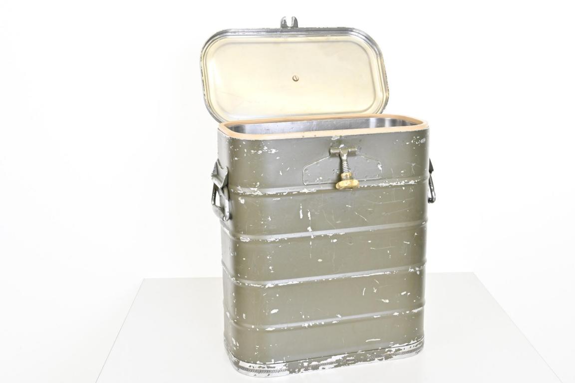 Ein brauner Getränkebehälter mit einer grossen Öffnung um Getränke abzufüllen und warm oder kalt zu halten. Ein Drehverschluss mit Dichtung sorgt für optimale Ergebnisse. An der Seite gibt es ausserdem Griffe für den Transport.