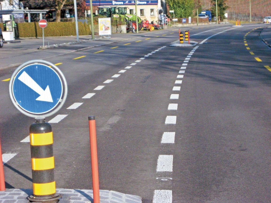 Strassenabschnitt mit einem Mehrzweckstreifen, welcher mit unterbrochener Linie von der Fahrbahn abgetrennt ist