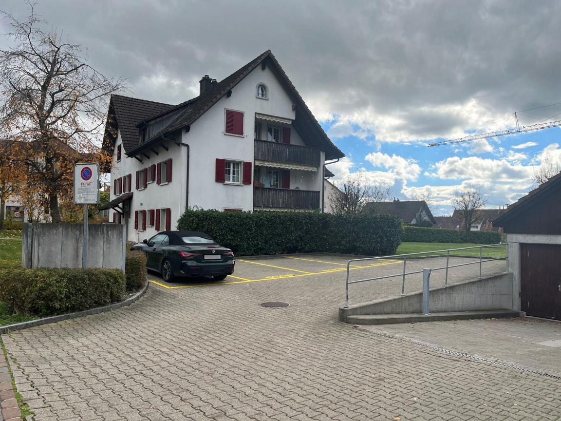 Fotoaufnahme von Parkfelder vor einer privaten Liegenschaft mit einer gerichtlichen Verbotstafel