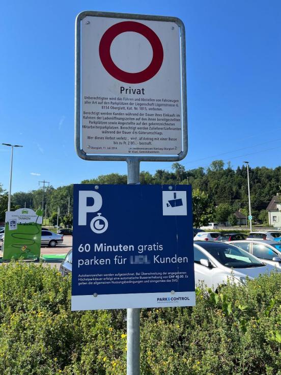 Fotoaufnahme einer Tafel, auf welcher ein audienzrichterliches Parkverbot signalisiert ist sowie einer Zusatztafel mit der Benutzungsordnung