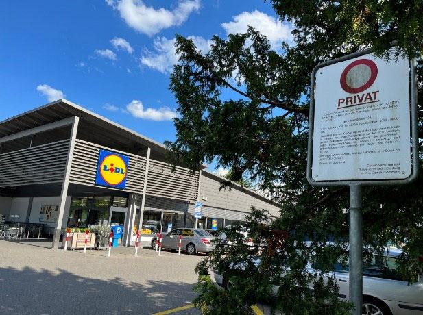 Fotoaufnahme einer gerichtlichen Verbotstafel vor einem Einkaufsgeschäft