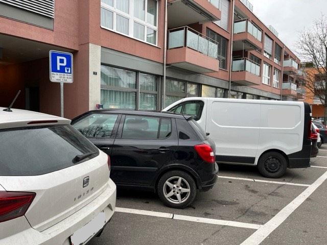 Fotoaufnahme einiger öffentlichen und kostenpflichtiger Parkfelder und einer Parktafel