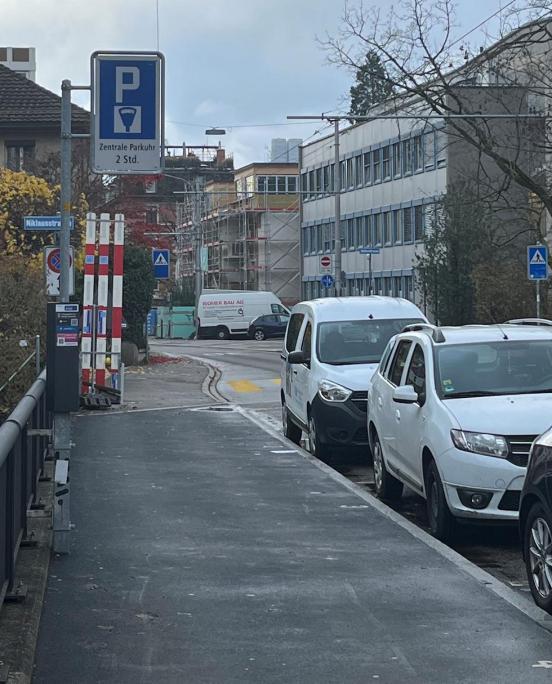 Fotoaufnahme einiger öffentlichen und kostenpflichtiger Parkfelder und einer Parktafel
