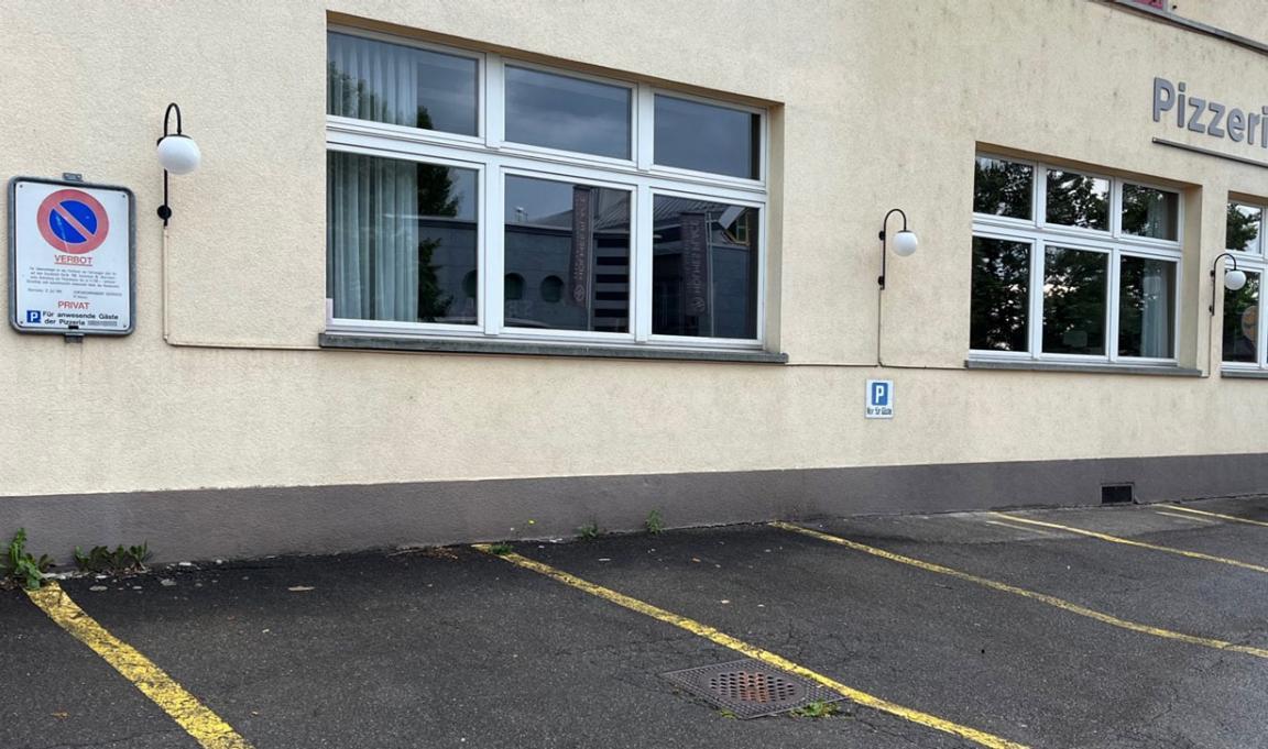 Fotoaufnahme einer gerichtlichen Verbotstafel bei einem Restaurant-Parkplatz