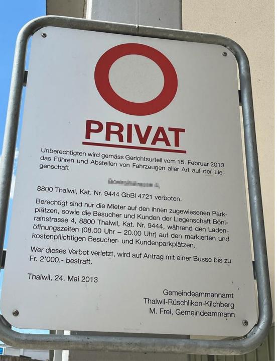 Fotoaufnahme einer gerichtlichen Verbotstafel