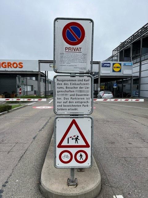 Fotoaufnahme einer Schranke sowie drei Schildern, auf welchen ein gerichtliches Verbot, die Benutzungsordnung und Hinweise aufgeführt sind