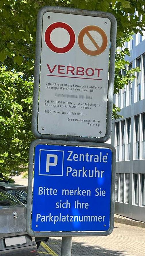 Fotoaufnahme einer gerichtlichen Verbotstafel  in Verbindung mit einer Gebührenpflichttafel