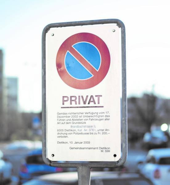 Fotoaufnahme einer Tafel, auf welcher ein audienzrichterliches Parkverbot signalisiert ist