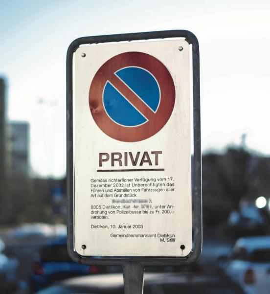 Fotoaufnahme einer Tafel, auf welcher ein audienzrichterliches Parkverbot signalisiert ist