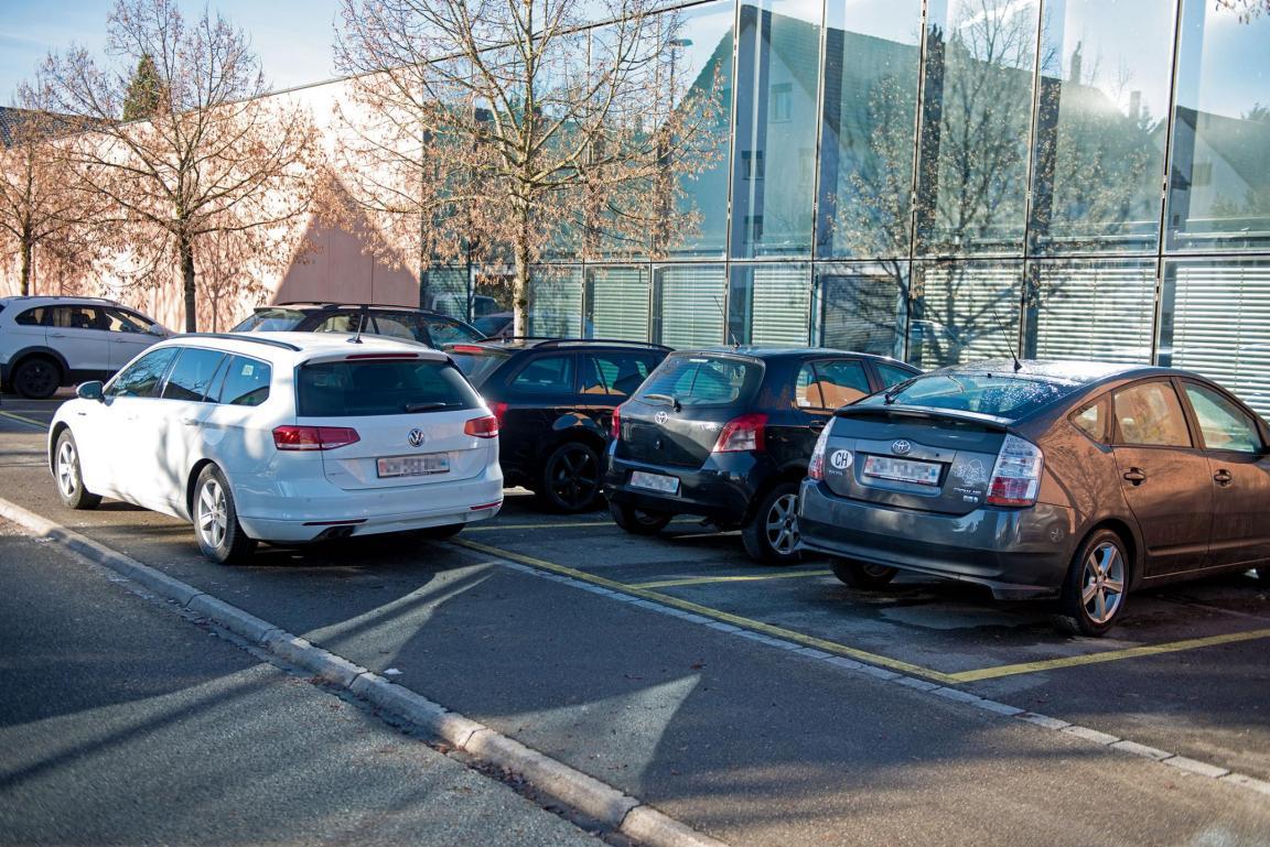 Ein Fahrzeug steht hinter einigen parkierten Fahrzeuge, sodass diese ihre Parkfelder nicht verlassen können