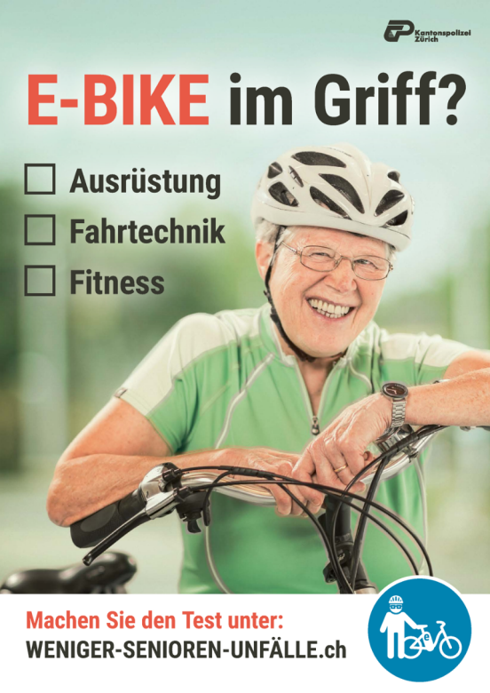 Plakat zur Kampagne Weniger Seniorenunfälle. Das Bild zeigt eine Seniorin mit ihrem E-Bike.
