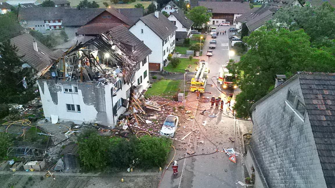 Drohnenaufnahme des zerstörten Dachstocks  eines Mehrfamilienhauses