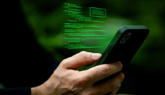 Hand hält ein Mobiltelefon, im Hintergrund: unscharfe Schrift, die den Inhalt des Handys symbolisieren soll.