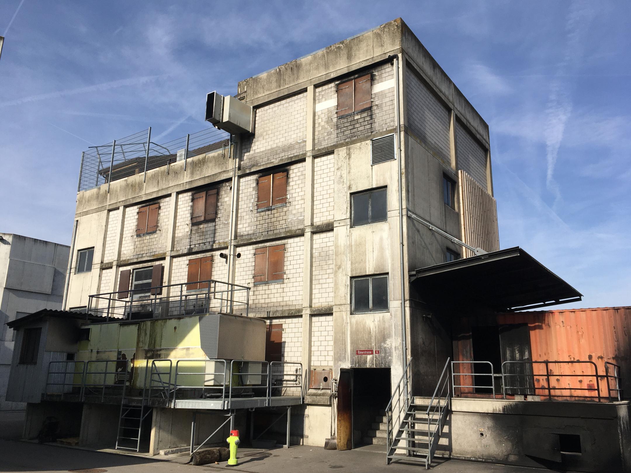 Brandhaus welches ein Mehrfamilienhaus darstellt