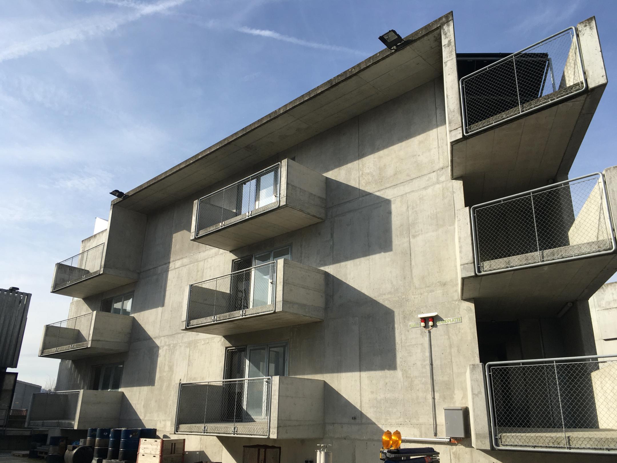 Reihenhaus mit drei Häusern mit verschiedenen Gestaltungstypen gegen aussen