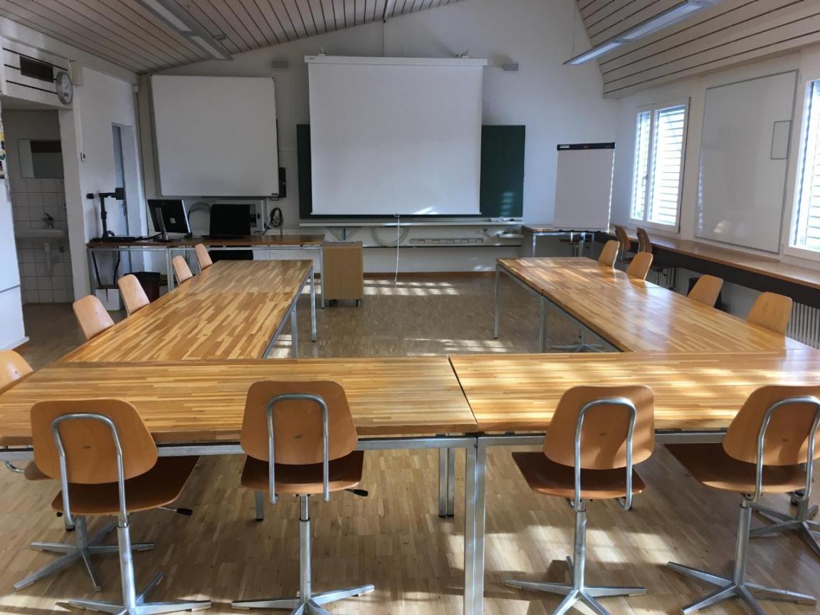 Grosses Klassenzimmer mit Platz für 18 Personen