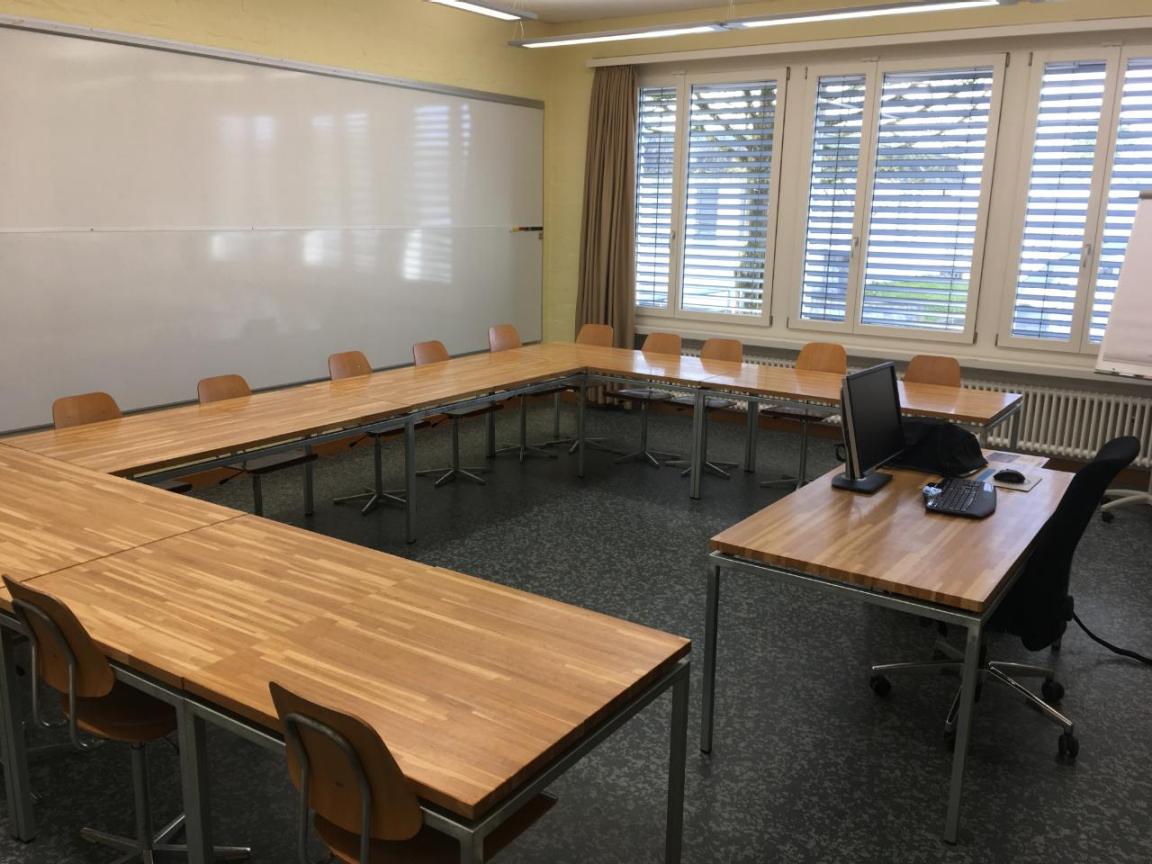 Kleines Klassenzimmer mit Platz für 12 Personen