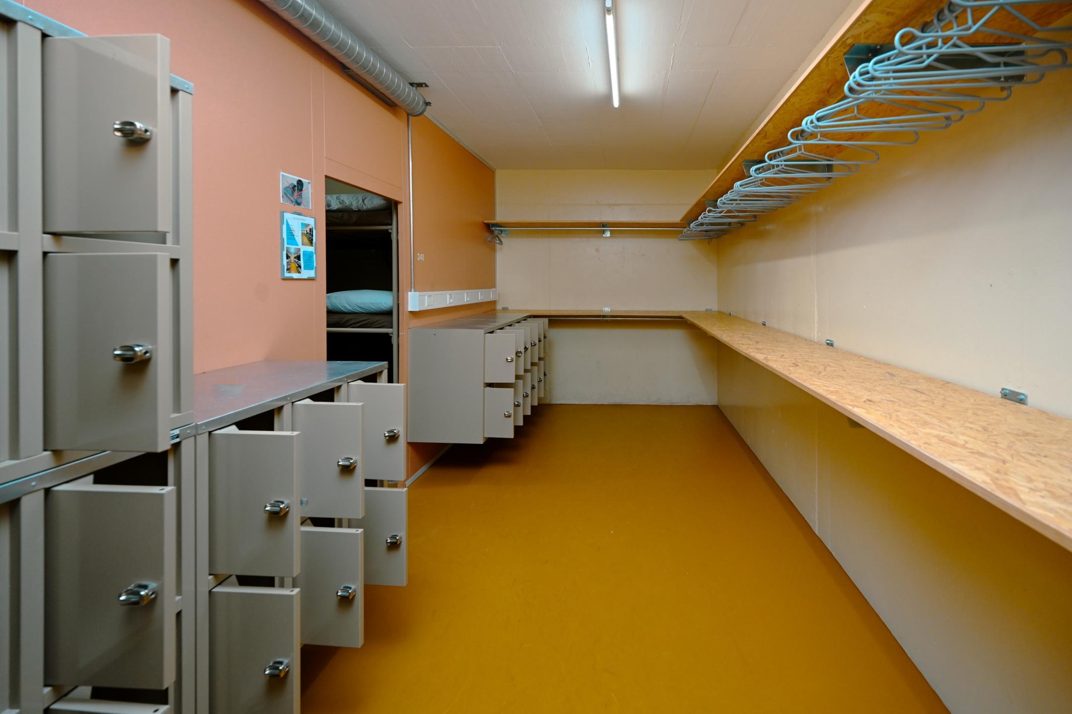 Ein Raum mit Schliessfächern und Ablageflächen sowie Kleiderbügel