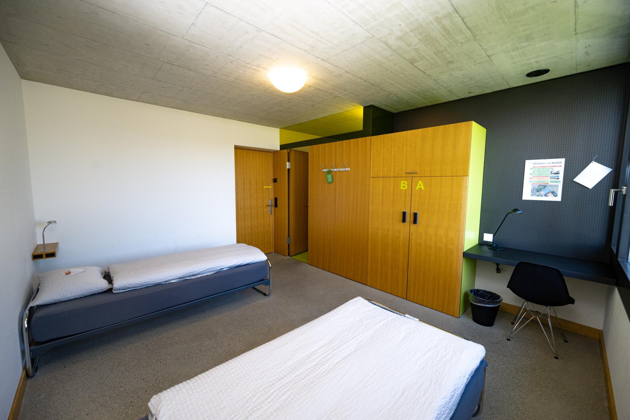 Ein helles Zimmer mit zwei Betten.