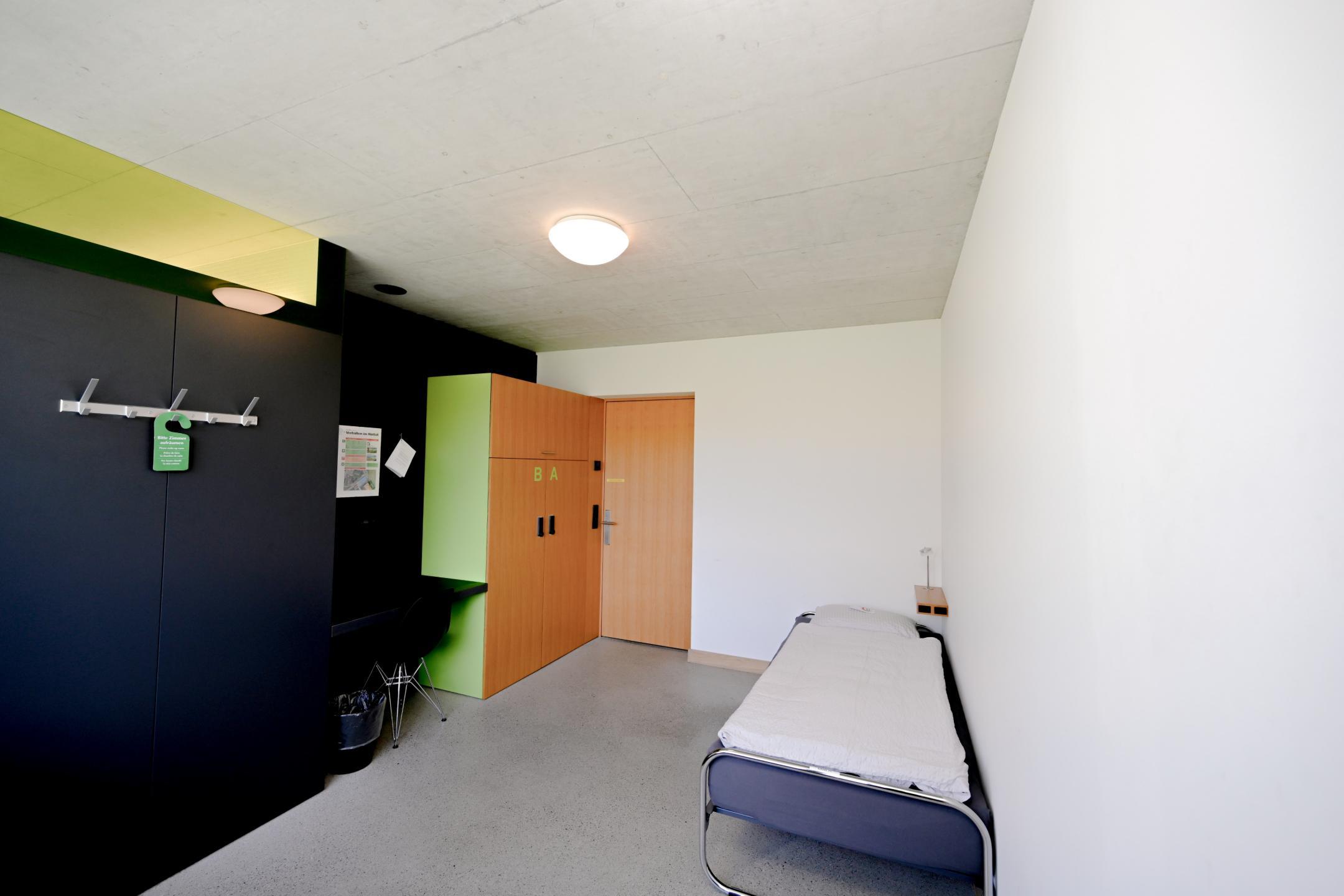 Ein helles Zimmer mit Einzelbett.