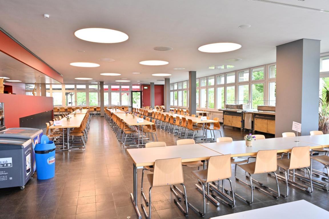 Restaurant mit zahlreichen Essensplätzen.