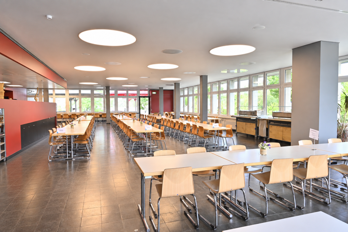 Das Restaurant bietet zahlreiche Essensplätze.